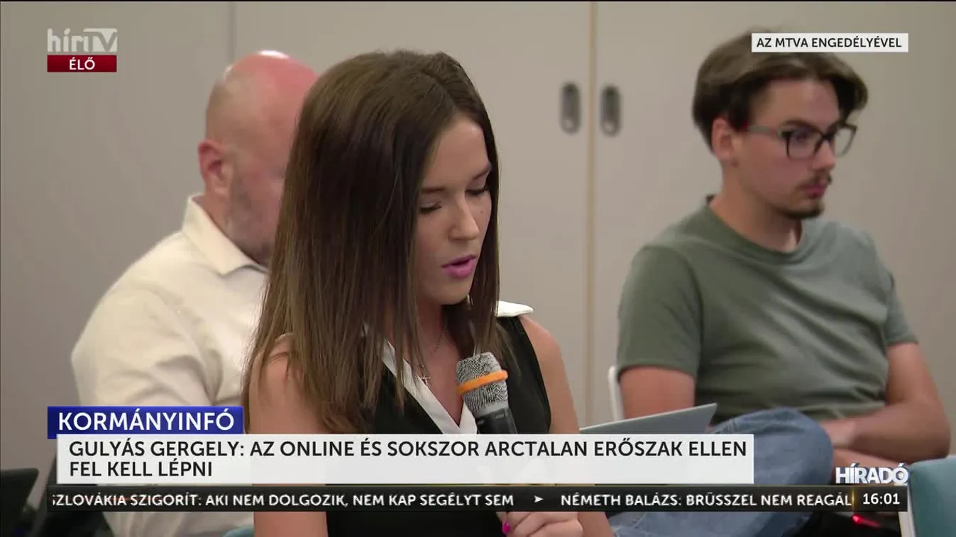 Az ukrán elnök megfenyegette Magyarországot, közben a főpolgármester ukrán színekbe öltözteti Budapestet + videó