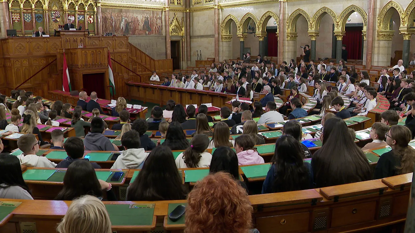 Erős vérfrissítés történt a parlamentben – a politikusoknak most is állniuk kellett a sarat + videó