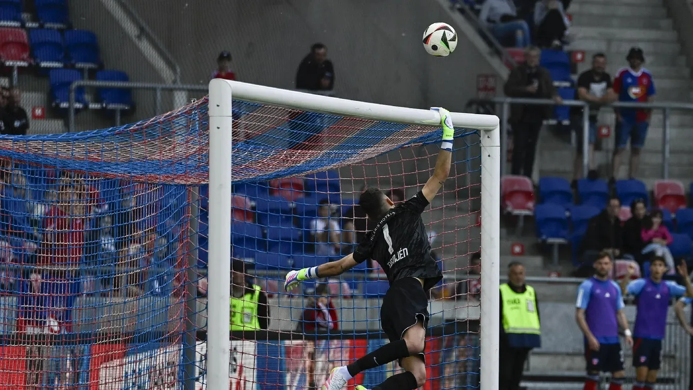 Kihagyja a következő két válogatott meccset Dibusz Dénes, meg is van, hogy ki tart helyette a csapattal