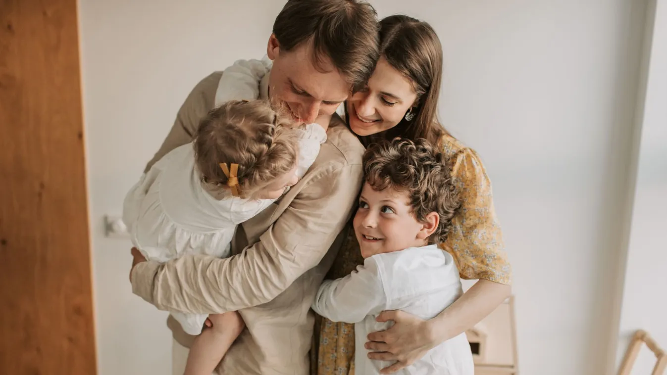 A világ döbbenten figyeli: nőből anya, férfiból apa - A magyar kormány értékkel hódít a modern világban