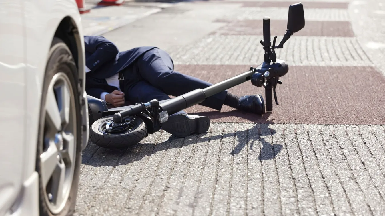 Telibe találta egy rolleres a biciklist – eldőlt, mint egy ólajtó + videó