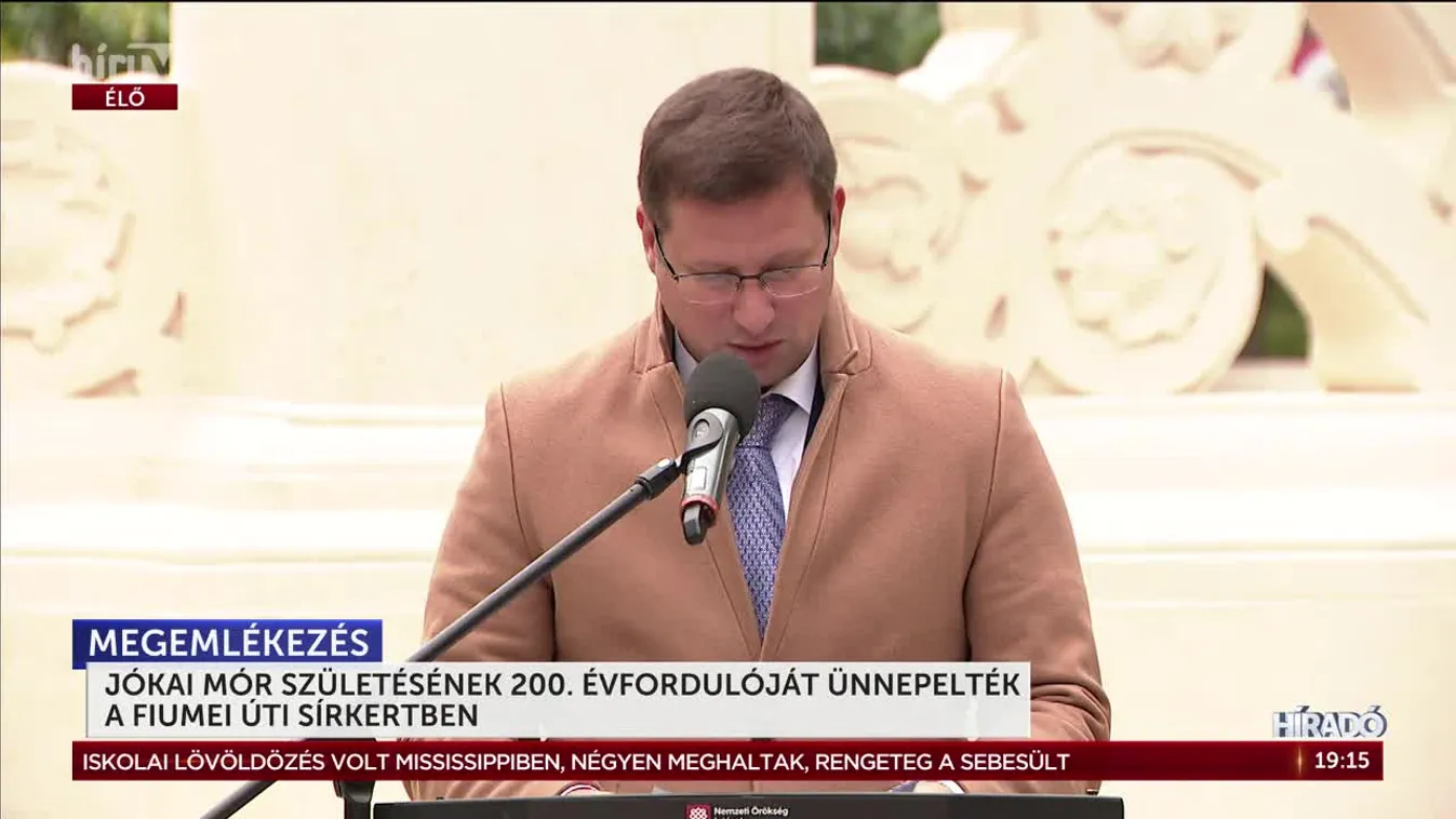 Jókai Mór születésének 200. évfordulója alkalmából avatták fel a megújult síremléket a Fiumei úti sírkertben + videó