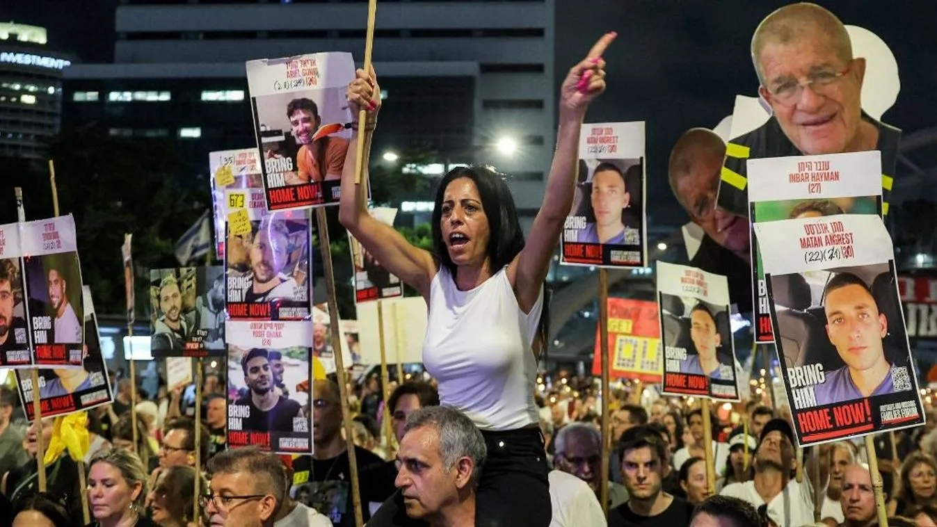 Gázában túszként fogságban tartott hozzátartozóikért tüntettek Tel Avivban
