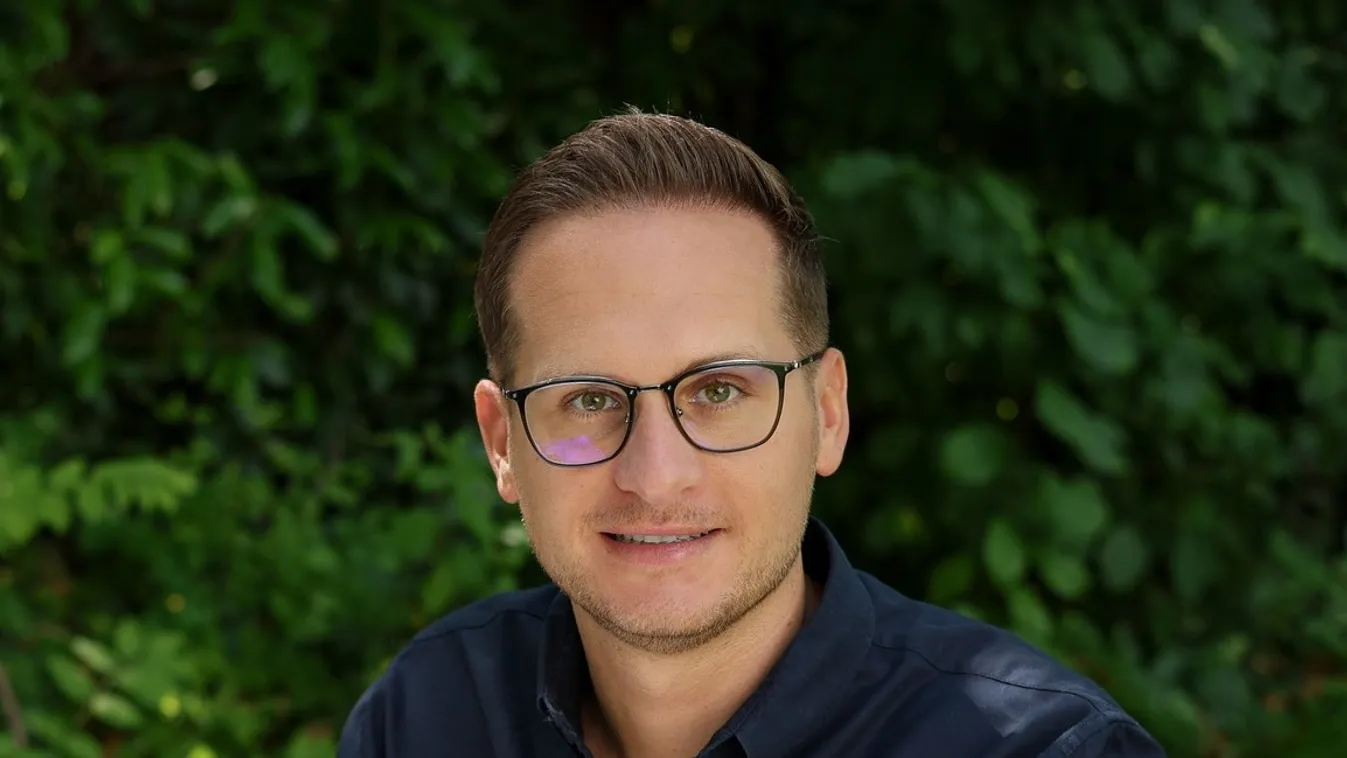 Magyar Péter ismét lebukott: Bekapcsolva maradt a mikrofon és élőben tőle hallhattuk a kínos igazságot + videó