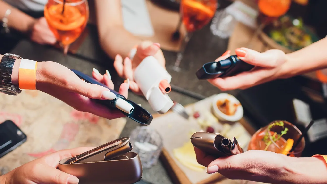 Két tűz közé kerültek a dohányosok