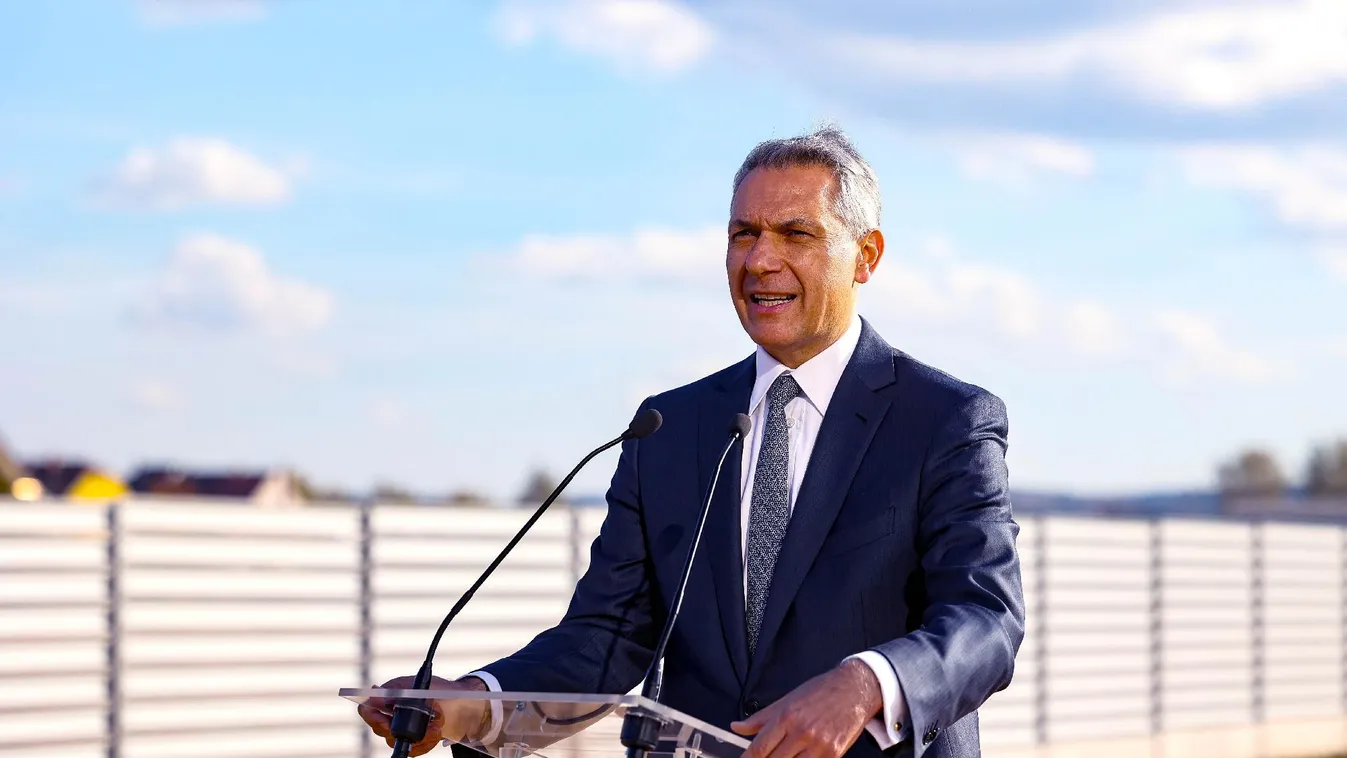 Lázár János: a Strabag maradhat, de a jövőben kizárhatják a közbeszerzésekből az M30-as hibája miatt + videó