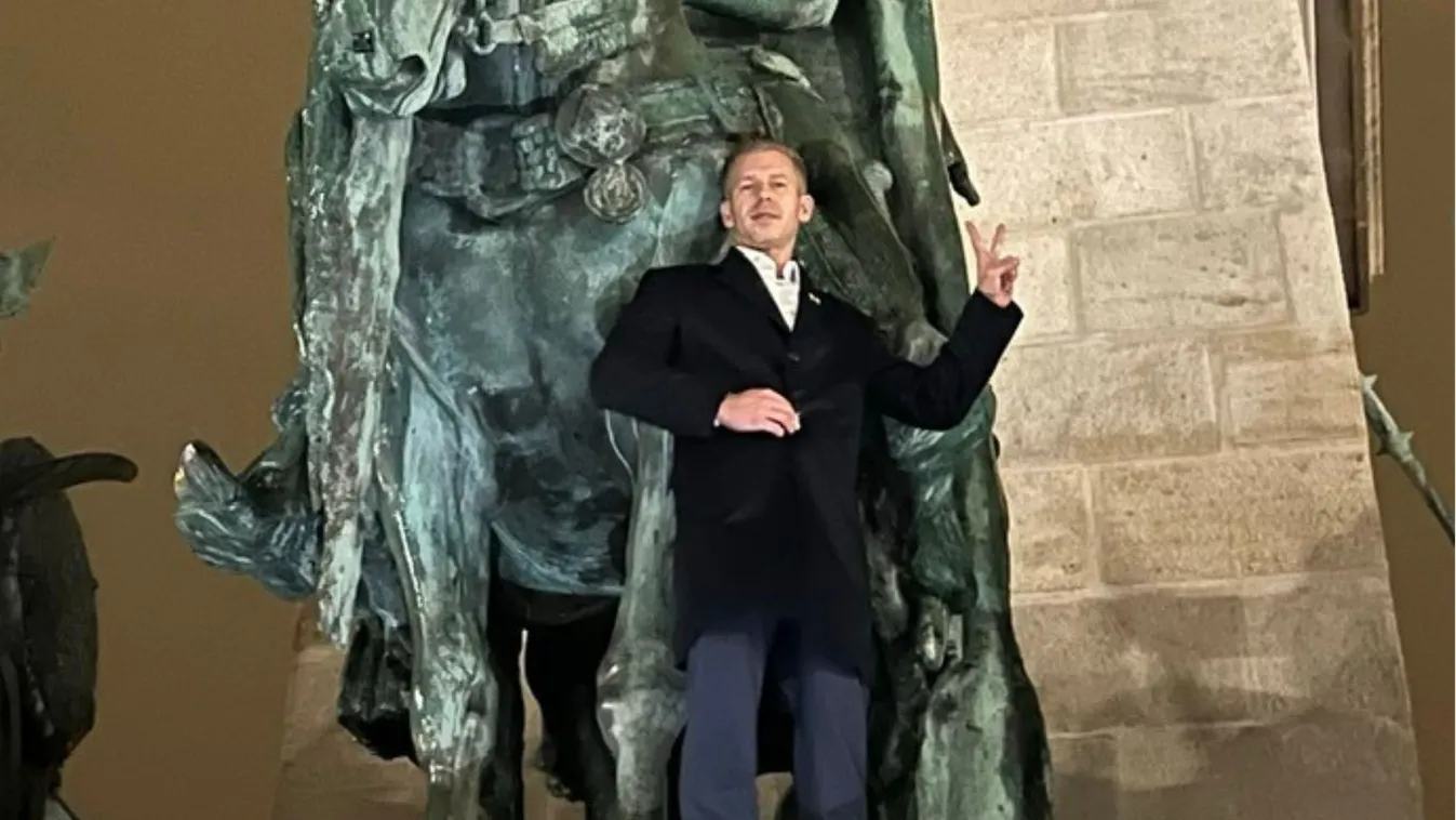 Gratulálunk a tiszás matekhoz! a Hősök tere fele mint a Kossuth tér, de az ő tömegük nagyobb volt