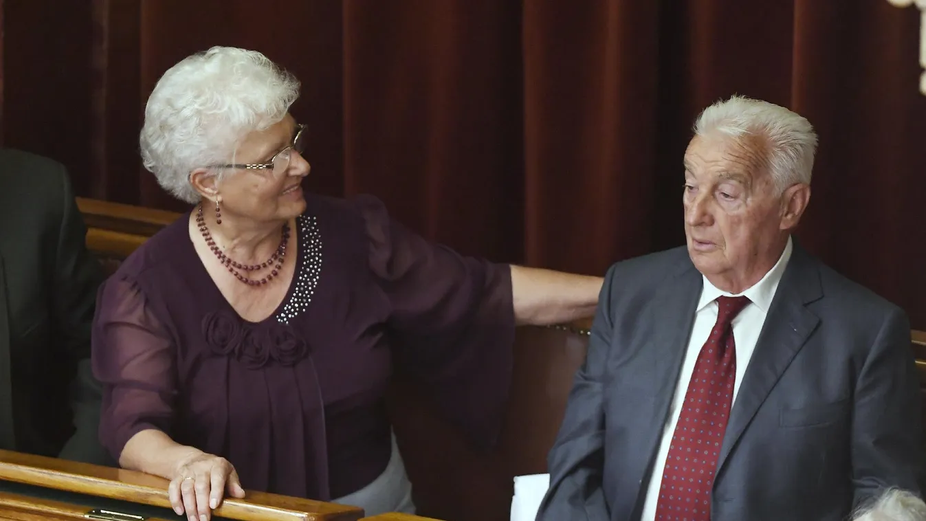 Orbán Viktor édesapja tiszta vizet önt a pohárba Hatvanpuszta kapcsán