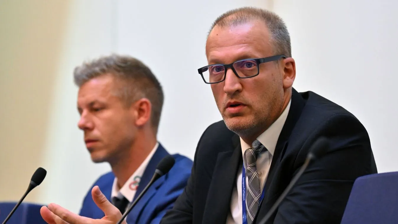 Önleleplező felvétel: Tarr Zoltán Brüsszelben adja az útmutatót az EP-frakciónak