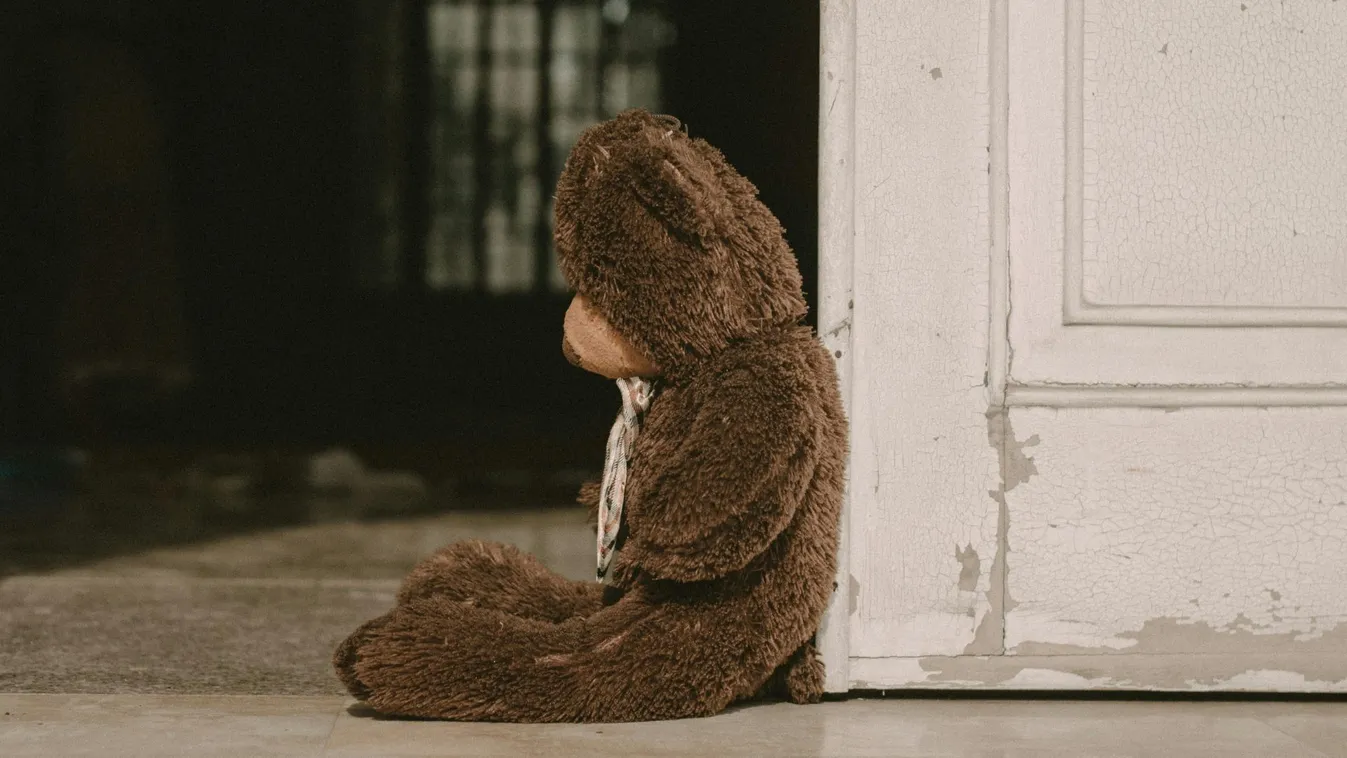 A bűnrészes csend: Egy hároméves gyermek halála és a szülői árulás mélységei