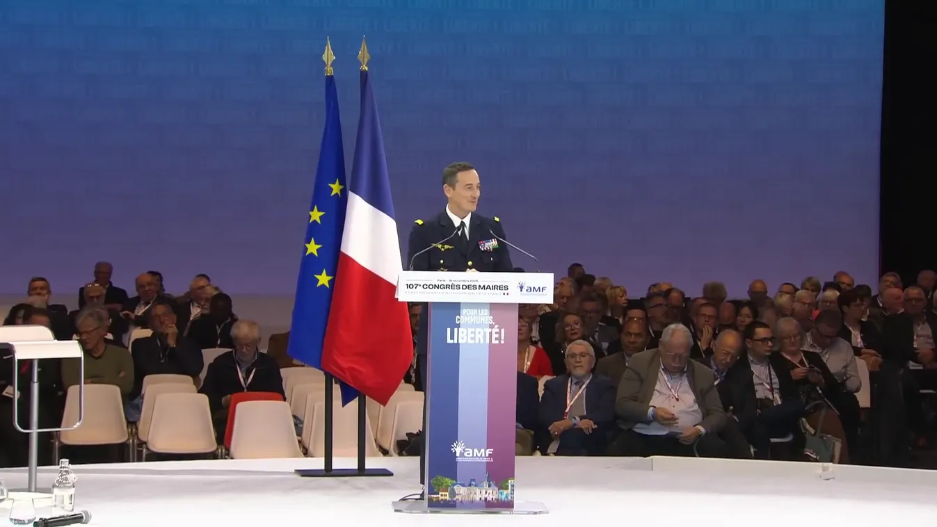 Kiállt a francia elnök Fabien Mandon mellett