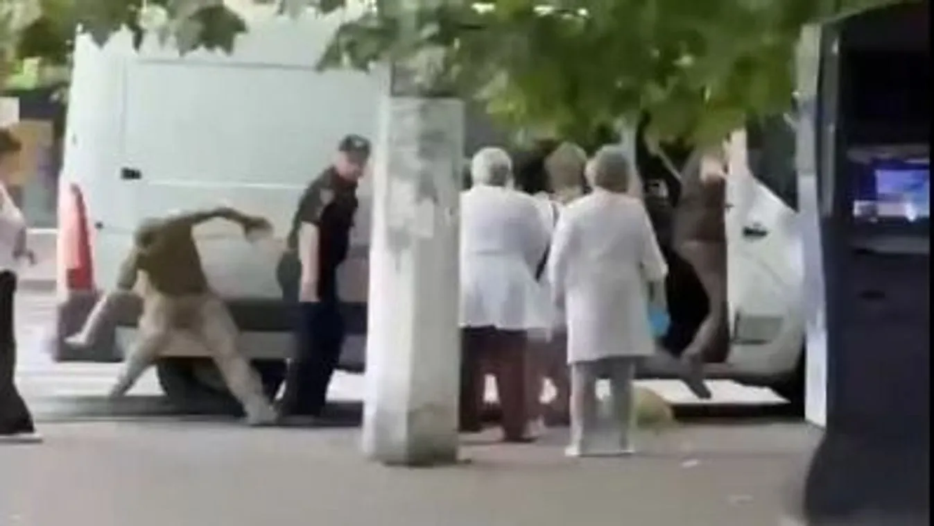 Sokkoló videó: az utcáról rángattak be egy férfit Odesszában