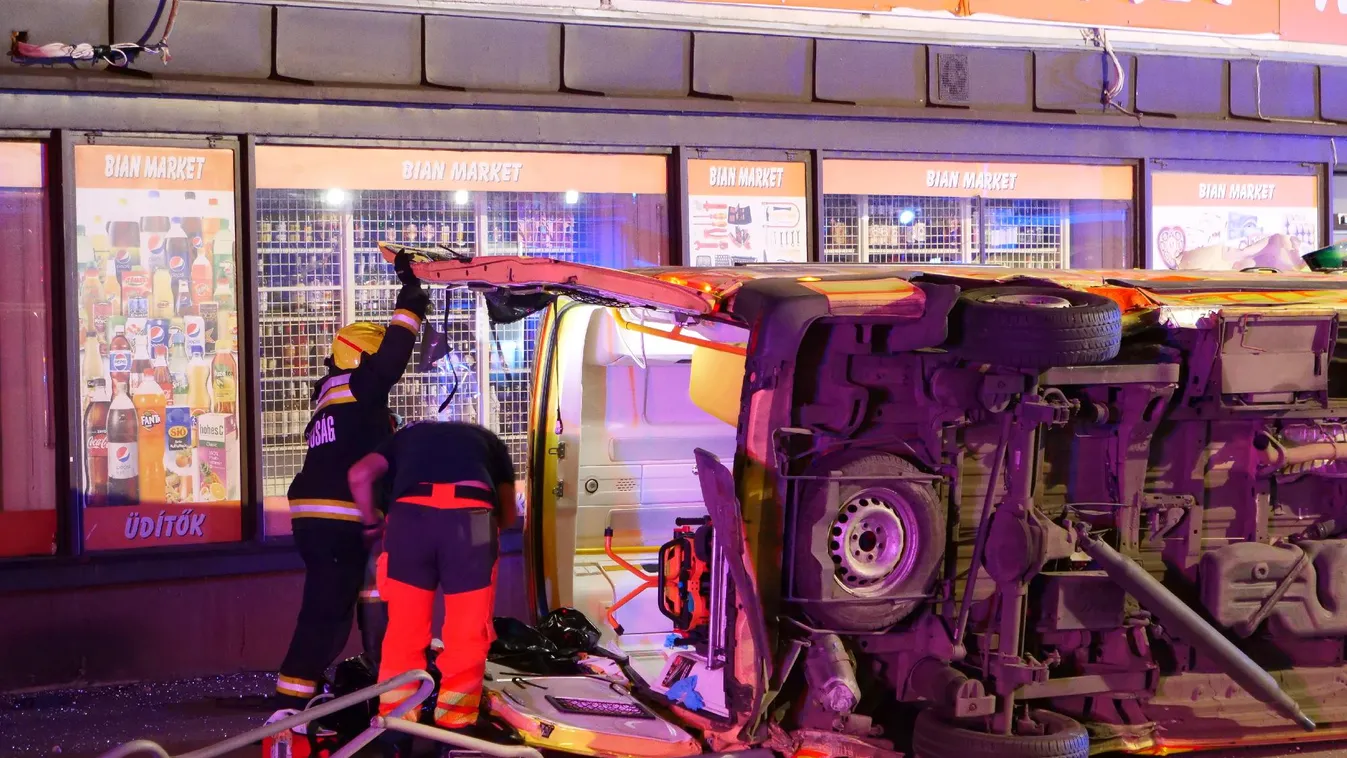 Felborult egy mentőautó Budapesten