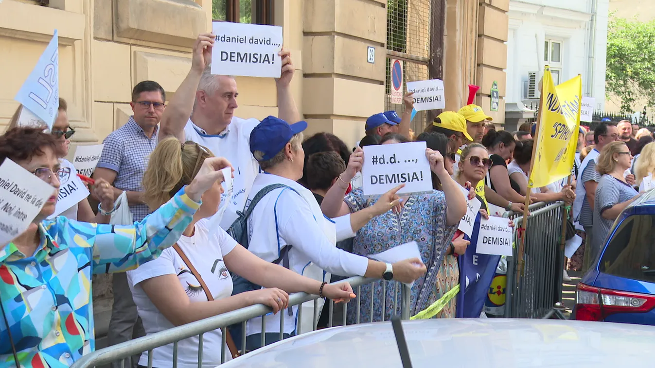 Ismét tüntettek a tanárok Bukarestben a román kormány brutális megszorításai ellen + videó