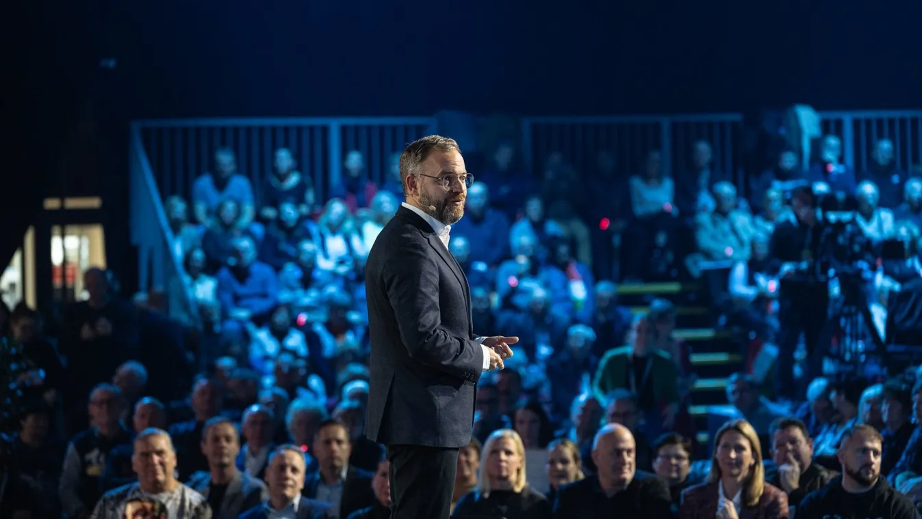 Háborúellenes gyűlés: Orbán Balázs elmondta, miért életbevágó a részvétel