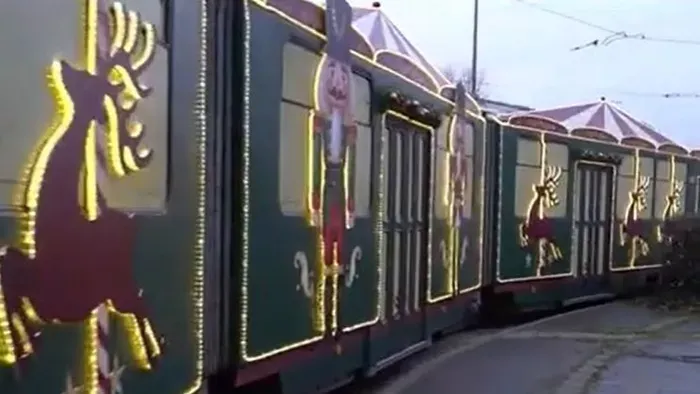 Adventi fényárba öltözött a miskolci villamos