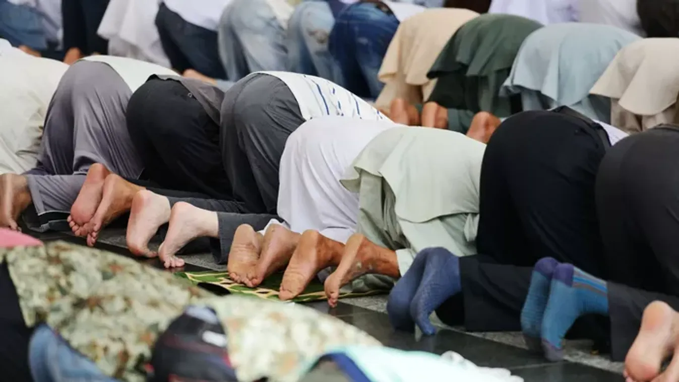 A baloldal szerint a migráció csak hiszti, miközben nyitják a kapukat