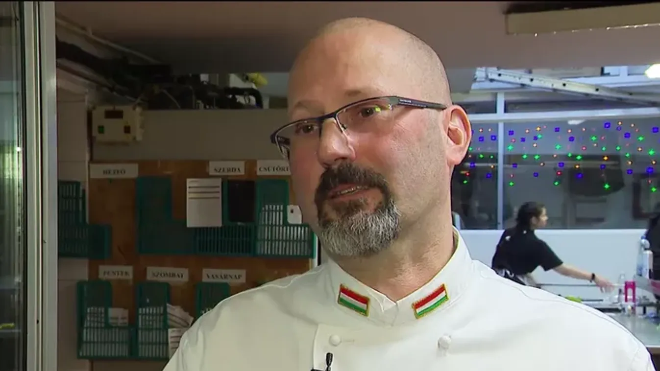 Teljesen szabad kezet kaptak a versenyzők a karácsonyi fatörzs versenyen