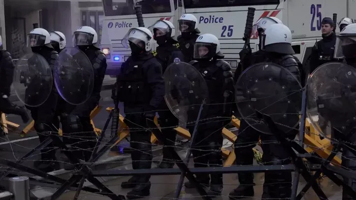 Traktorok, könnygáz, vízágyú - Tüntetnek a gazdák Brüsszelben