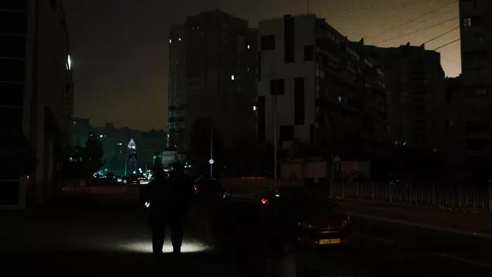 „Visszazuhantunk 100 évet”  – 16 órás sötétség és fűtés nélküli mindennapok Ukrajnában