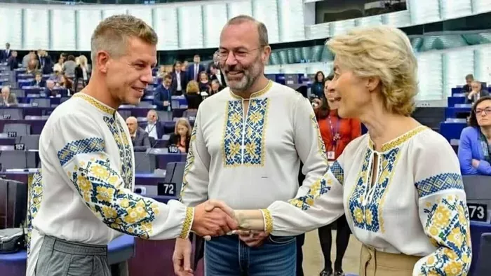 A Tisza Párt elnöke Ursula von der Leyen ölébe ült