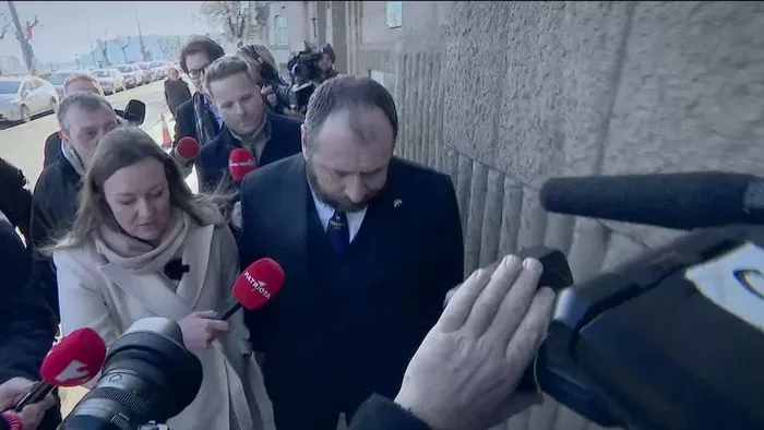 Ilyet nem látott még a világ - Az ukrán nagykövet nemcsak némasági fogadalmat tett, a saját autóját se találta meg