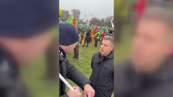 Politikai öngól? Kínos pillanatokat élt át Magyar Péter a feldühödött gazdák gyűrűjében