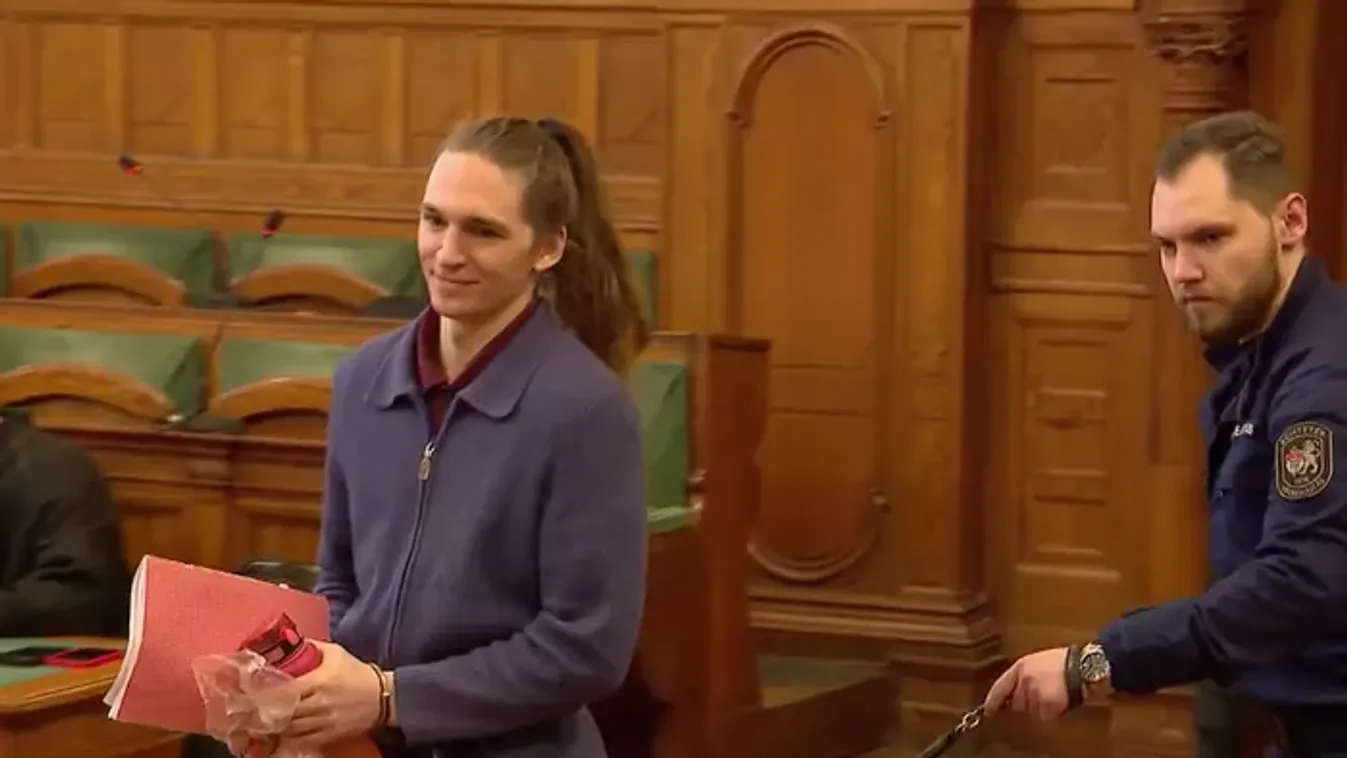 Mosolyogva érkezett a tárgyalóterembe az antifa-támadások egyik vádlottja