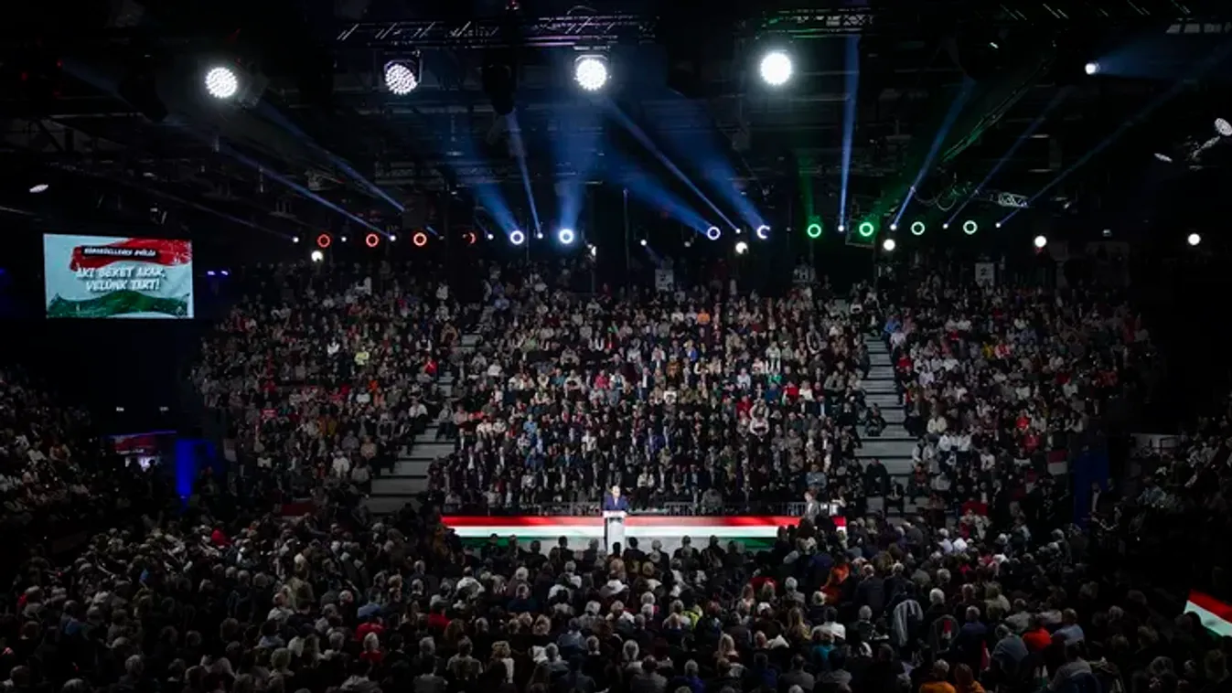 Még a lépcsőn is ültek - ilyen sokan voltak Miskolcon