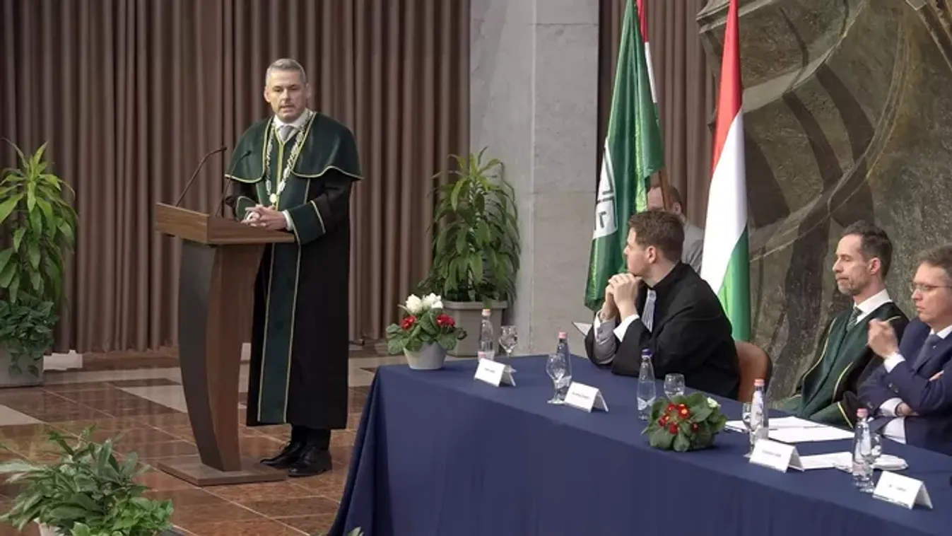 Rektori döntés: száműzve az európai uniós zászló az egyetem területéről