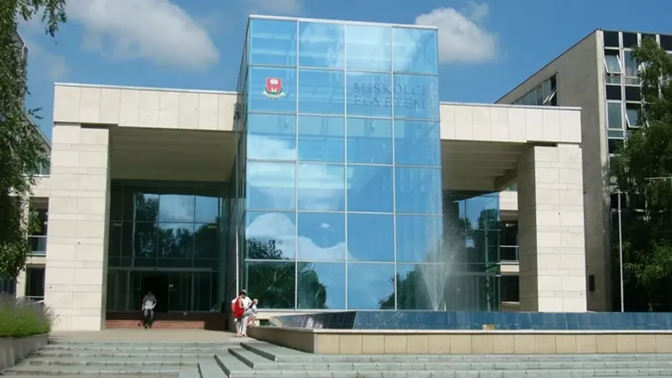 Megállt a levegő a DVTK Arénában: A Miskolci Egyetem rektora is a béke mellé állt!