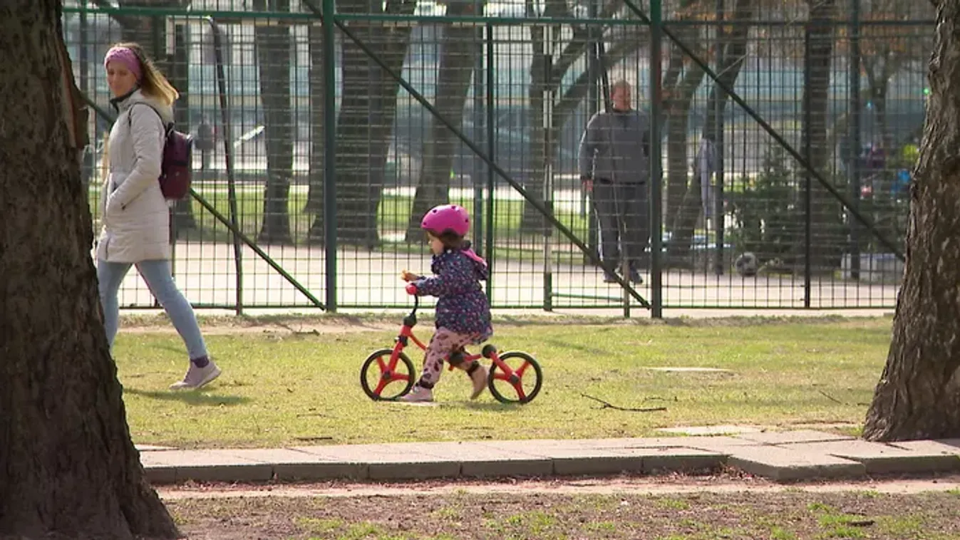 Hatalmas könnyítés a fiatal anyáknak: teljes SZJA-mentességet kapnak januártól