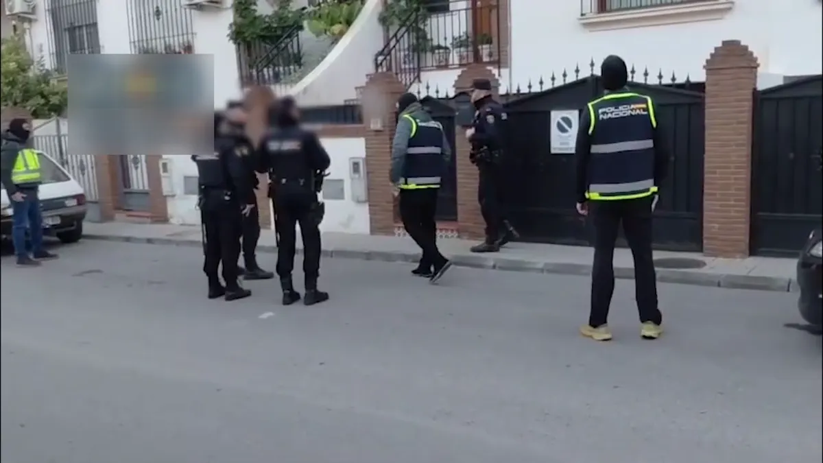 Buszsofőrök szállították az illegális migránsokat Spanyolország és Franciaország között