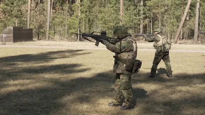 Németországban már kérdőívekkel mérik fel a katonai szolgálatra alkalmas fiatal férfiakat és nőket