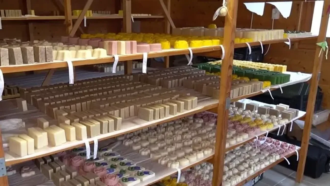 Kézműves termékeket készítenek lelkes munkával