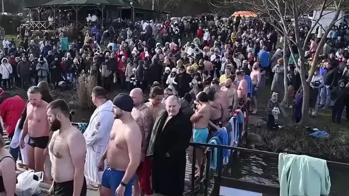 Több mint 400-an csobbantak a jeges tóban Orfűn