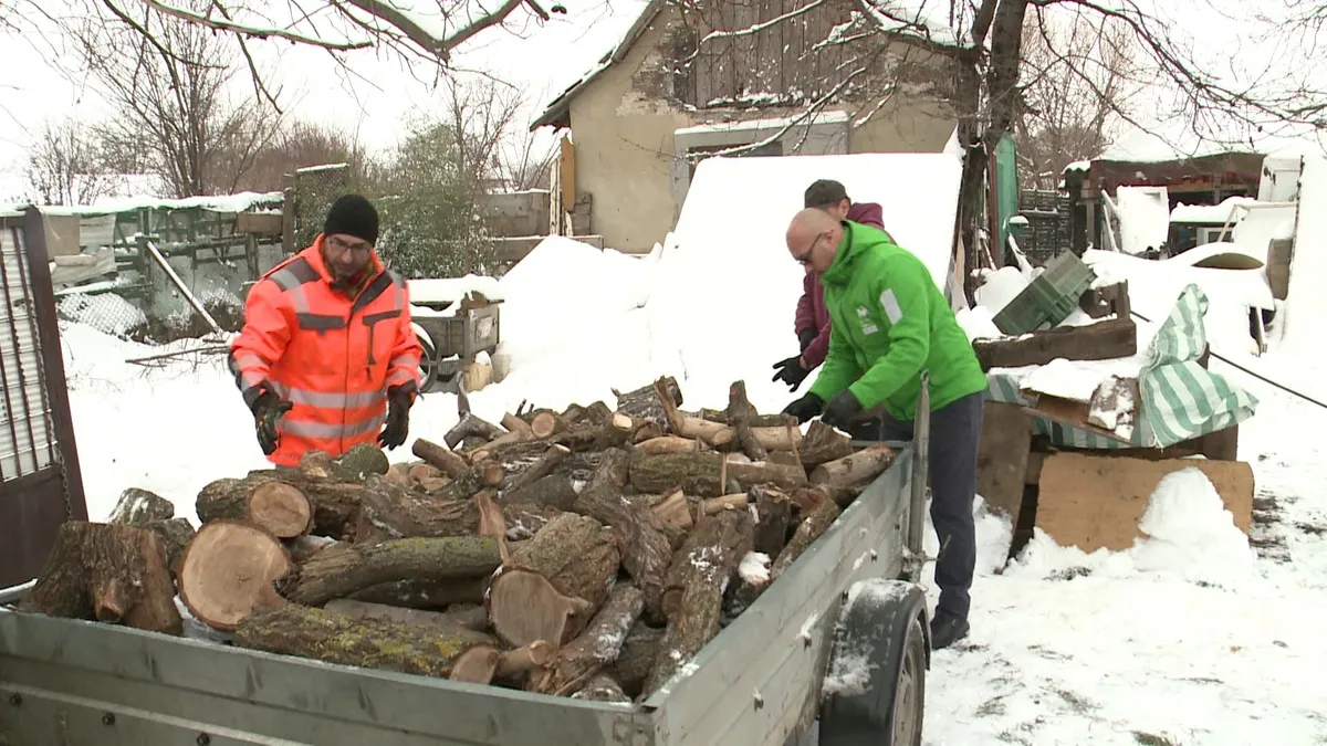 Mentőöv az extrém hidegben: 100 család otthonát melegíti fel a Református Szeretetszolgálat