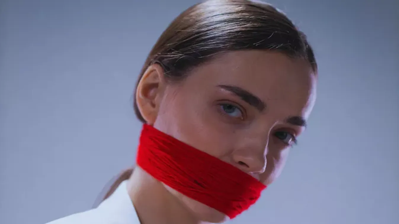 Néma bábok és dührohamok: Magyar Péter észak-koreai stílusban némította el a saját embereit