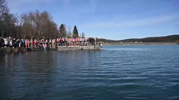 Több mint 400-an csobbantak a jeges tóban Orfűn