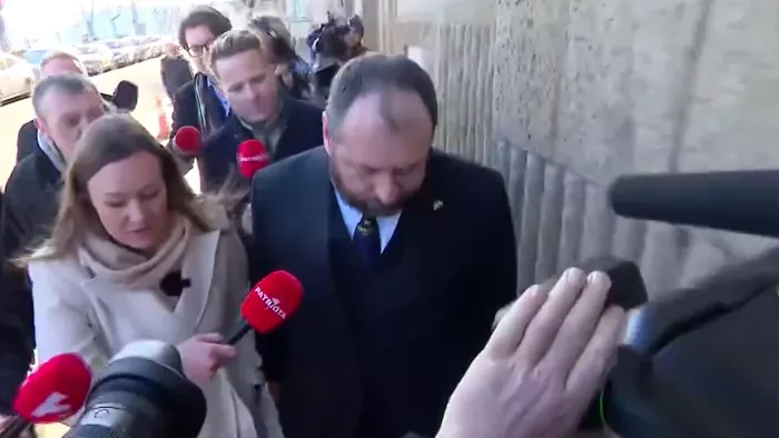 Ilyet nem látott még a világ - Az ukrán nagykövet nemcsak némasági fogadalmat tett, a saját autóját se találta meg