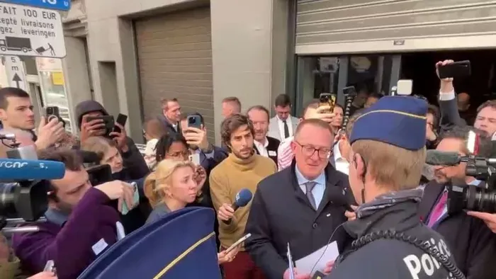 Jogellenesnek minősítve