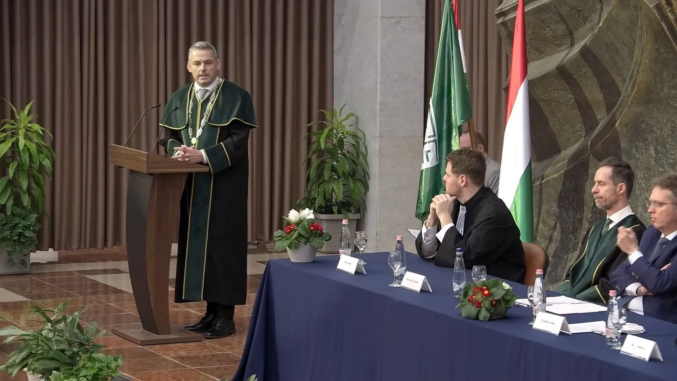 Rektori döntés: száműzve az európai uniós zászló az egyetem területéről