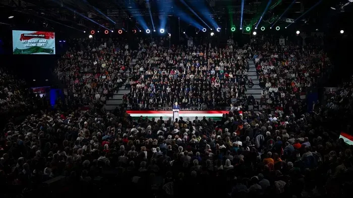 A videó, mely többet mond minden szónál: ilyen hangulat uralkodott a miskolci háborúellenes rendezvényen