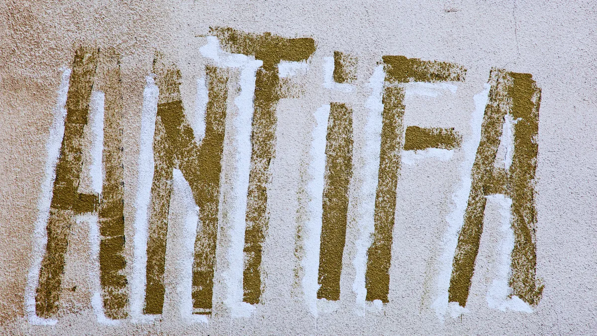 Viperával a szabadságért? Így néz ki az Antifa véres „demokráciája” a gyakorlatban