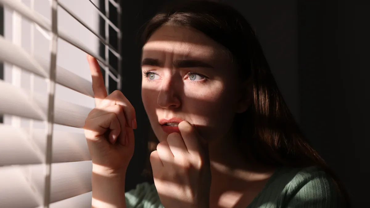 Vége a kényelemnek: Megérkeztek az első behívók Európában – Tudja meg, Önre mikor kerül sor