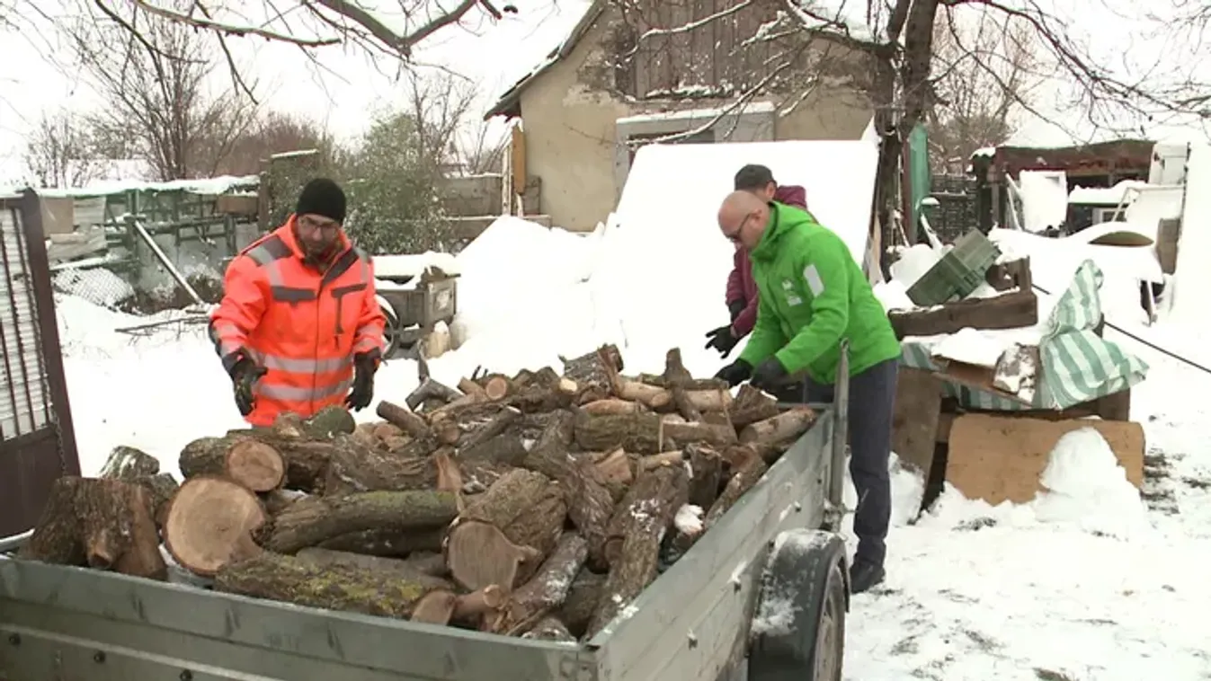 Mentőöv az extrém hidegben: 100 család otthonát melegíti fel a Református Szeretetszolgálat