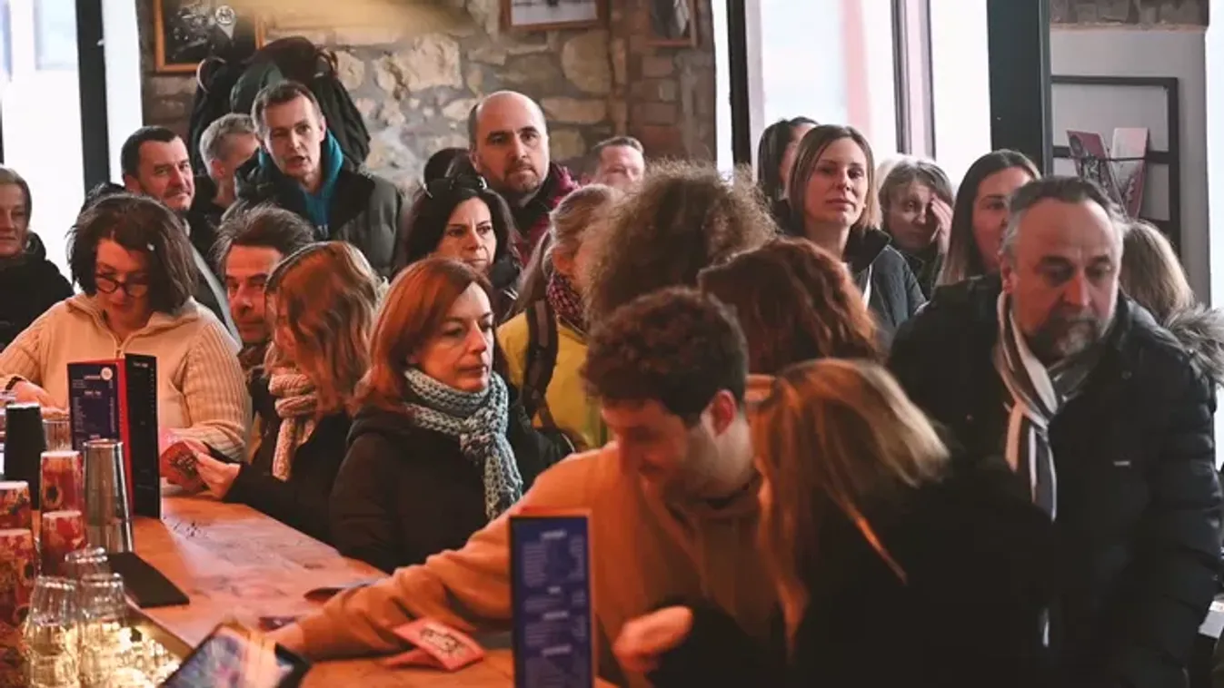 Reggeltől estig telt ház: 250 zenekar lépett fel Pécs belvárosában