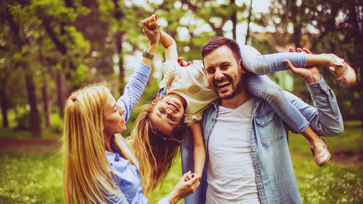 Brüsszel elvenné, a kormány odaadja: 100 millió forint is landolhat a magyar családok zsebét segítve