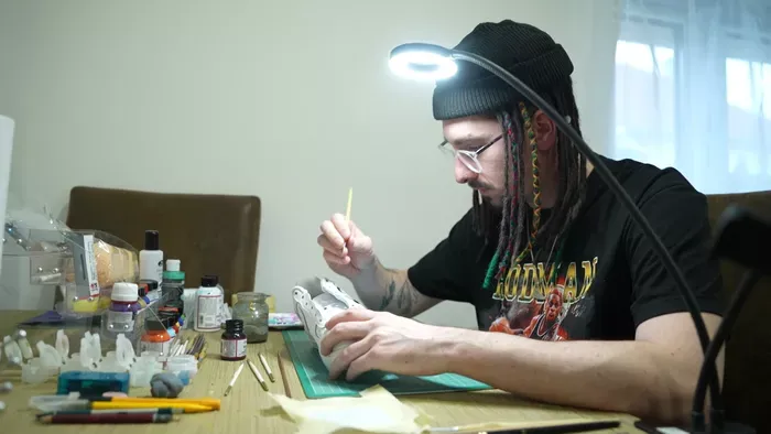 Egyszerű utcai cipőkből műalkotás: így hódította meg a világot egy magyar alkotó