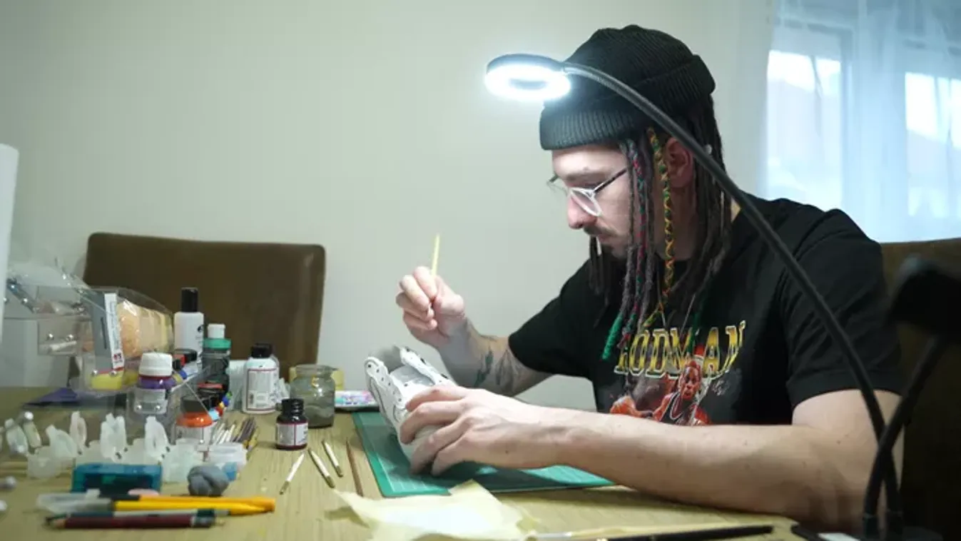 Egyszerű utcai cipőkből műalkotás: így hódította meg a világot egy magyar alkotó